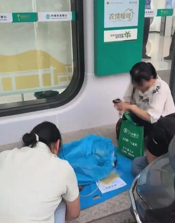 患病老人被要求本人到场取钱时死亡，农行株洲支行最新回应：向逝者致以沉痛哀悼  第2张